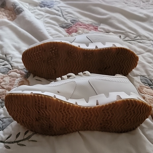 Reebok - Picture 3 of 4